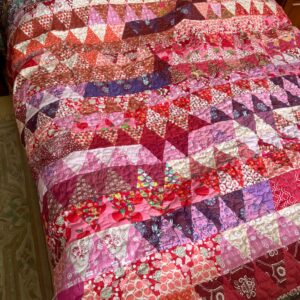 Patchwork Red Triangles. Narzuta patchworkowa do sypialni